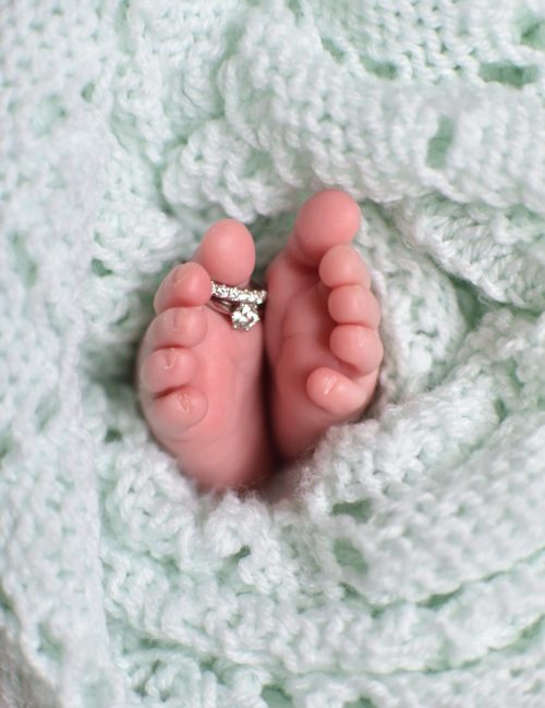 Billingshurst Newborn Photographer | Elizabeth Cole | Tiny toes and rings in blanket